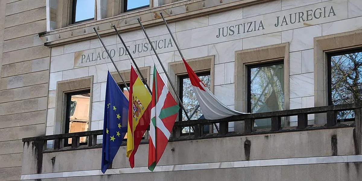 El TSJPV confirma un mes de suspensión a un abogado por no informar de sus honorarios