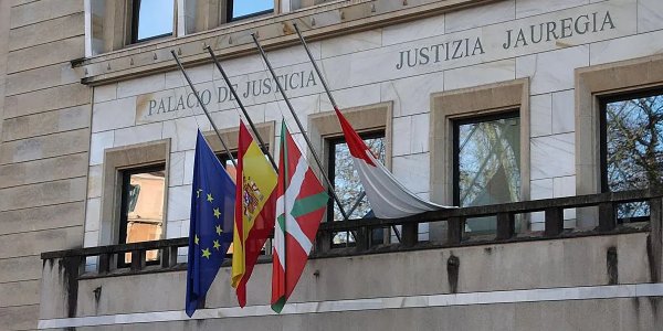 El TSJPV confirma un mes de suspensión a un abogado por no informar de sus honorarios